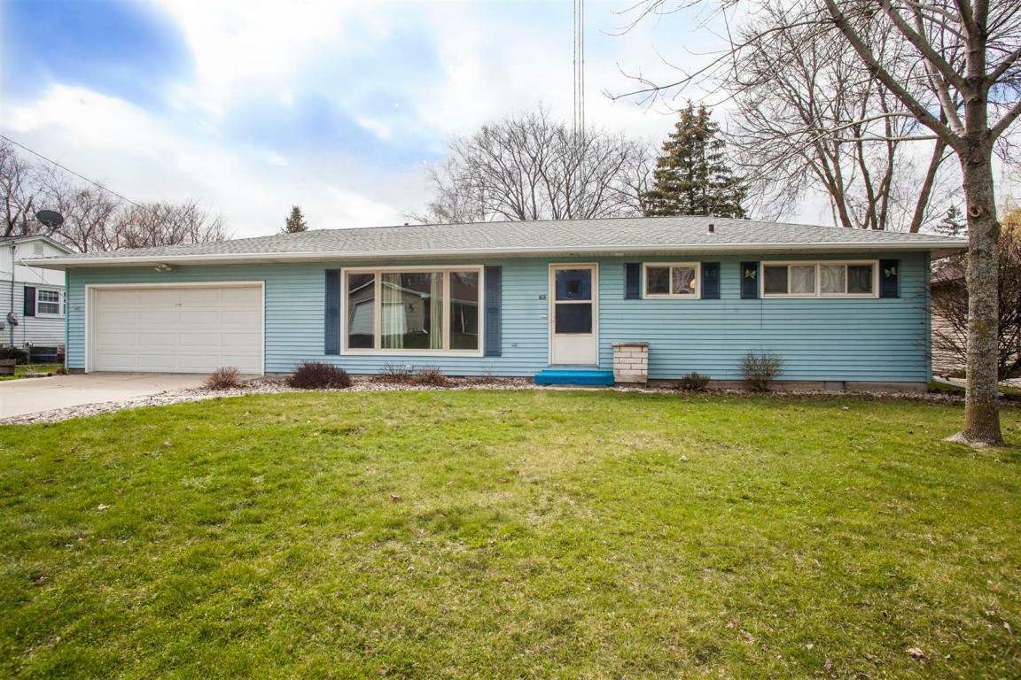 Property Photo:  1302 Riverview Ln  WI 53094 