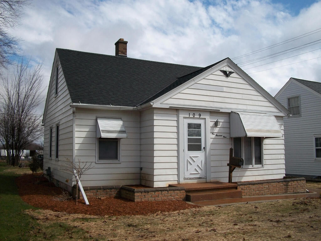 Property Photo: 109 East Ave WI 53095-3403