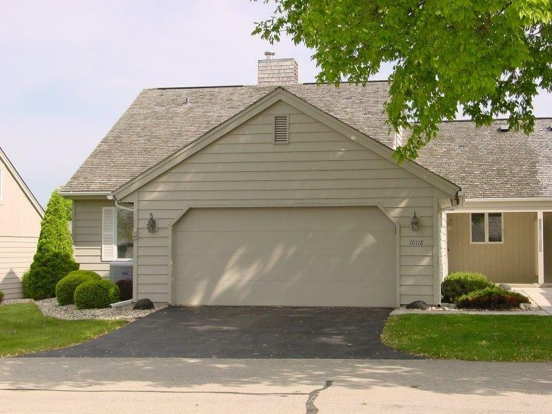 Property Photo:  10118 N Gettysburg Ct  WI 53092-5456 