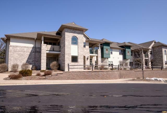Property Photo: 470 N Silverbrook Dr 106 WI 53090-2434