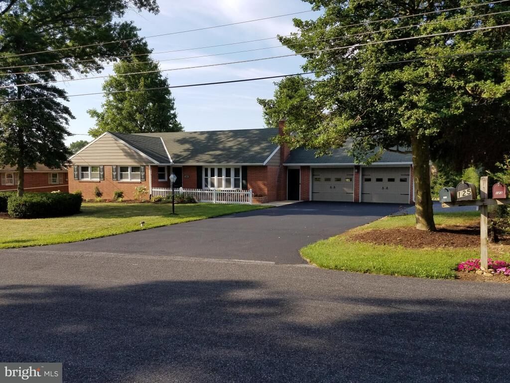 Property Photo:  124 Mayfield Drive  PA 17543 