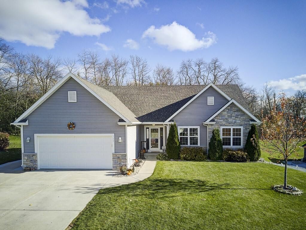 Property Photo:  309 Kensington Cir  WI 53038 