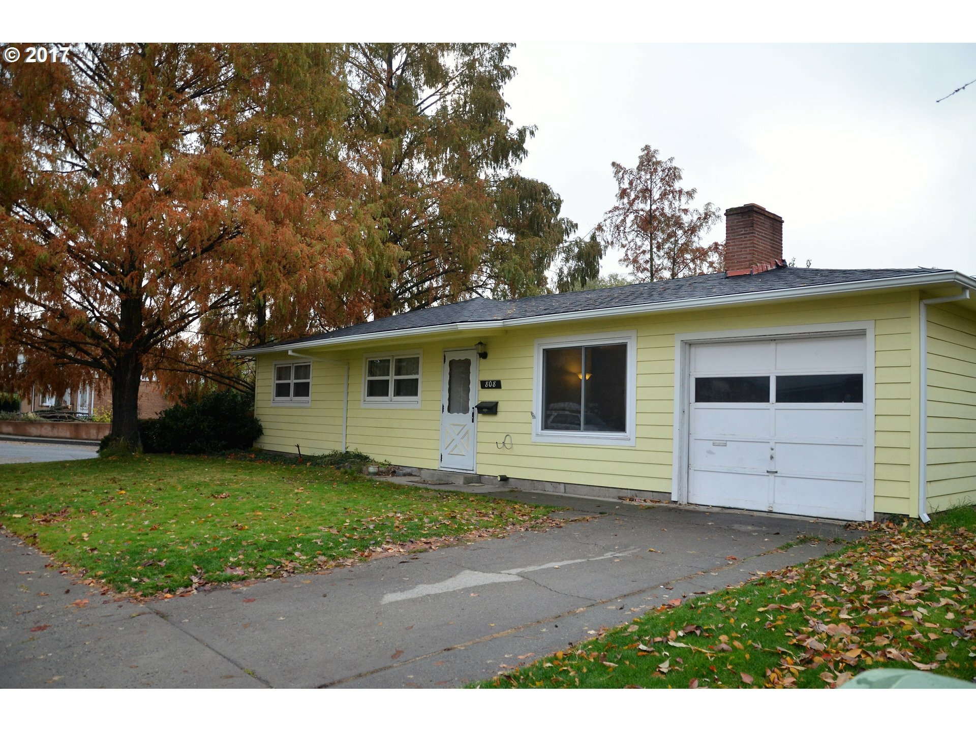 Property Photo: 808 E 19th St OR 97058