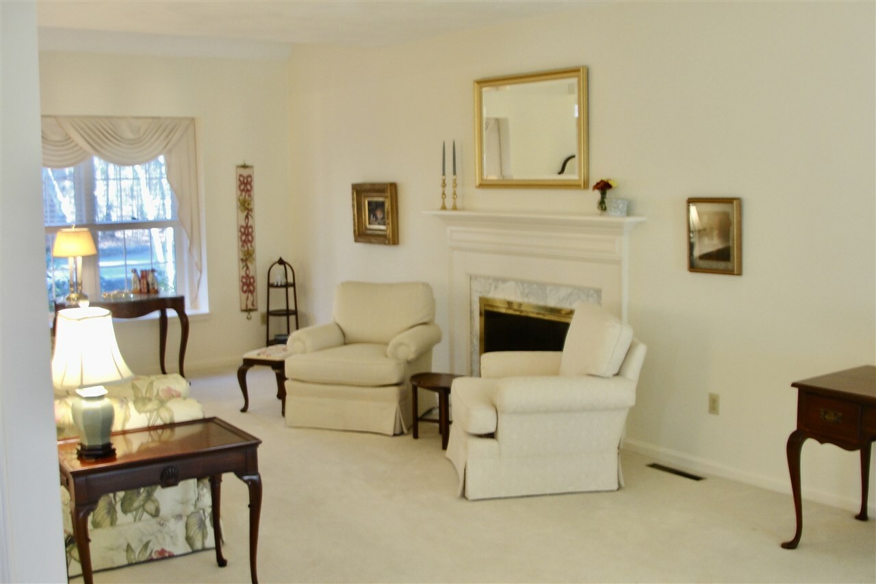 Property Photo:  22 Stratham Green Drive  NH 03885 