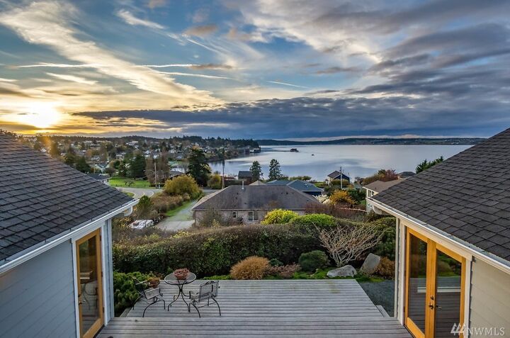 Property Photo:  1007 NE Lovejoy  WA 98239 