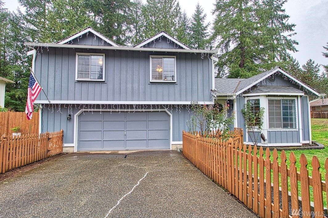 Property Photo:  6019  210th Avenue NE  WA 98053 