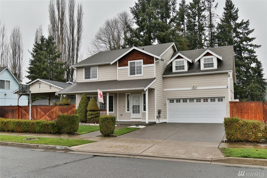 Property Photo: 15511 Daffodil St Ct E WA 98390