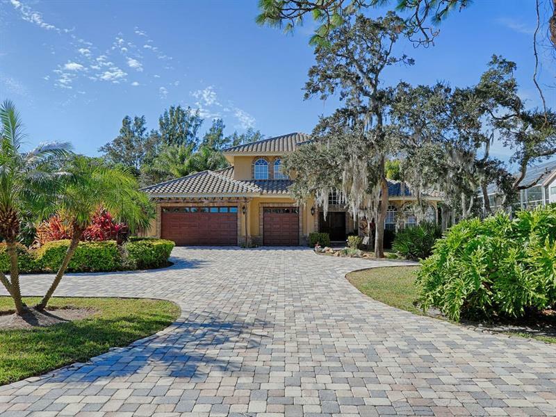 Property Photo:  4660 Laurel Oak Lane NE  FL 33703 