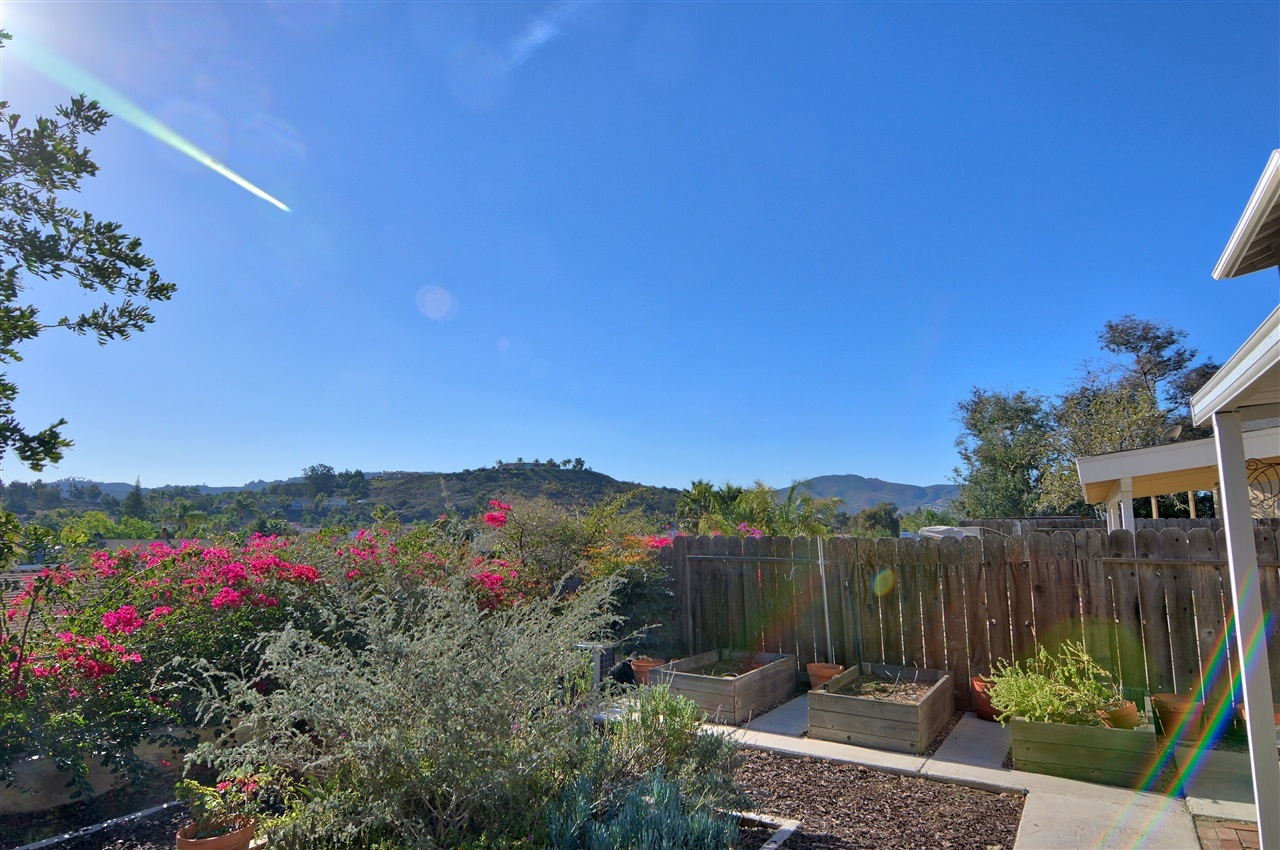 Property Photo:  333 Rolling Hills Ln  CA 92069 