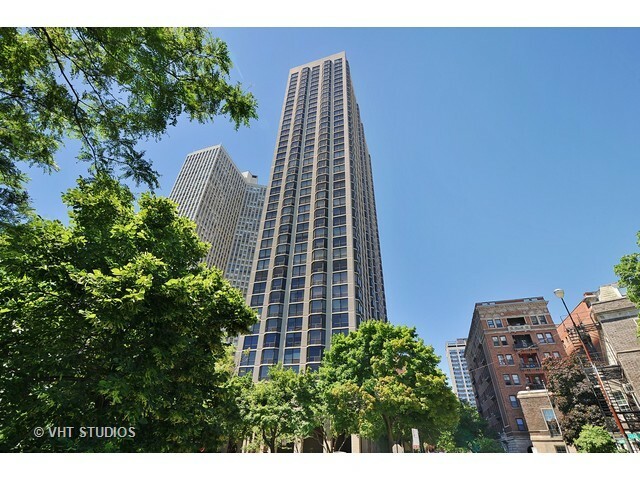 Property Photo: 2650 N Lakeview Avenue 1202 IL 60614