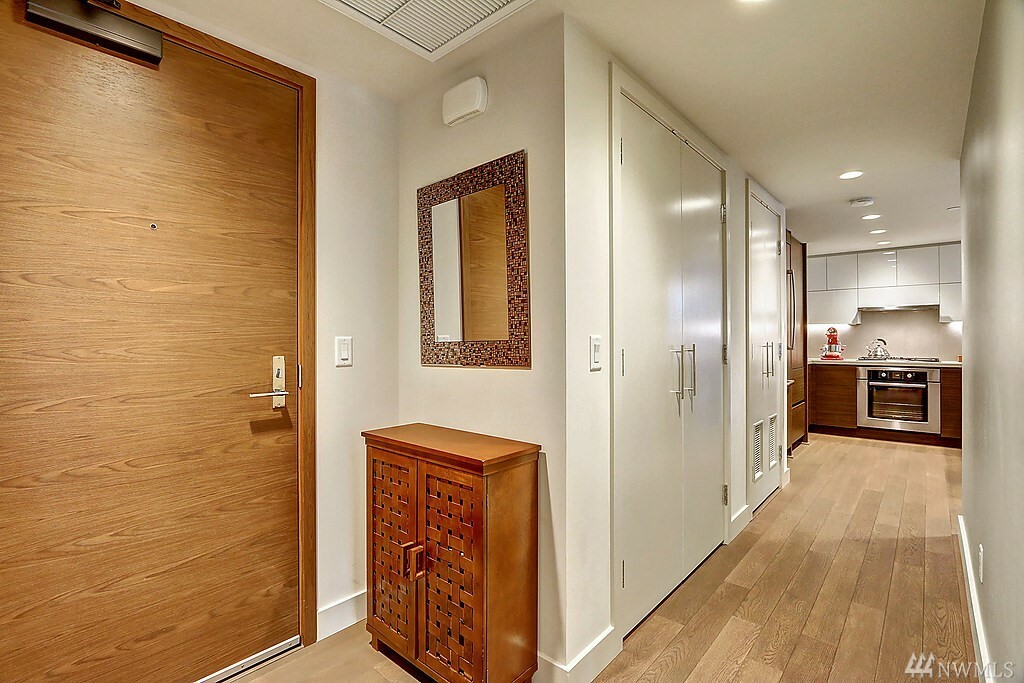 Property Photo: 588 Bell St 406 WA 98121