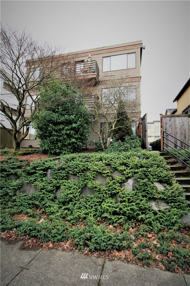 Property Photo: 2316 44th Avenue SW 304 WA 98116