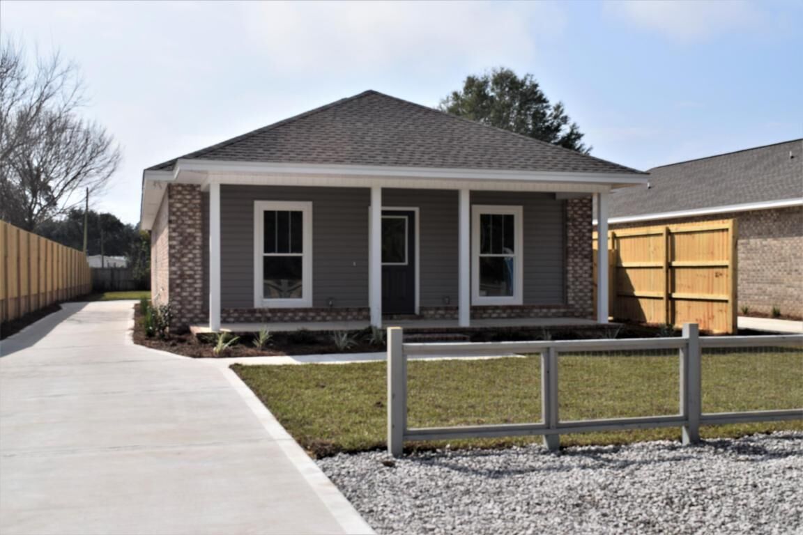 Property Photo: 4606 Range Road FL 32578