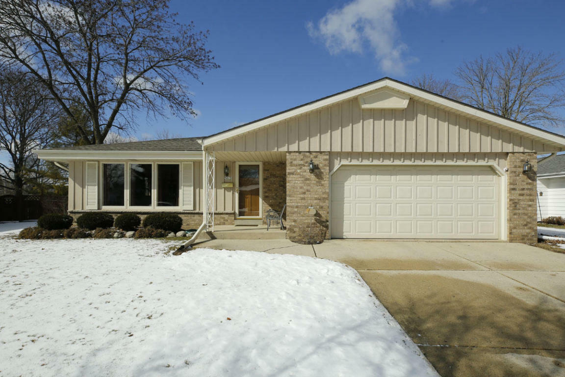 Property Photo:  5015 Saxony Ln  WI 53129 