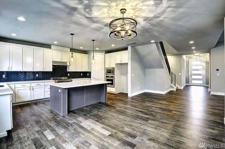 Property Photo:  1054 Walnut St  WA 98020 