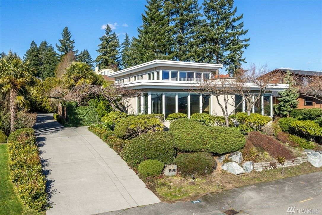 Property Photo: 9616 Hilltop Rd WA 98004