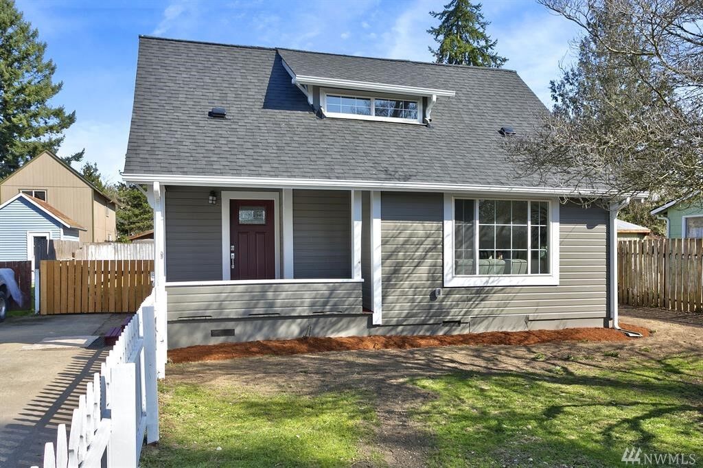 Property Photo:  811 Baird St  WA 98290 