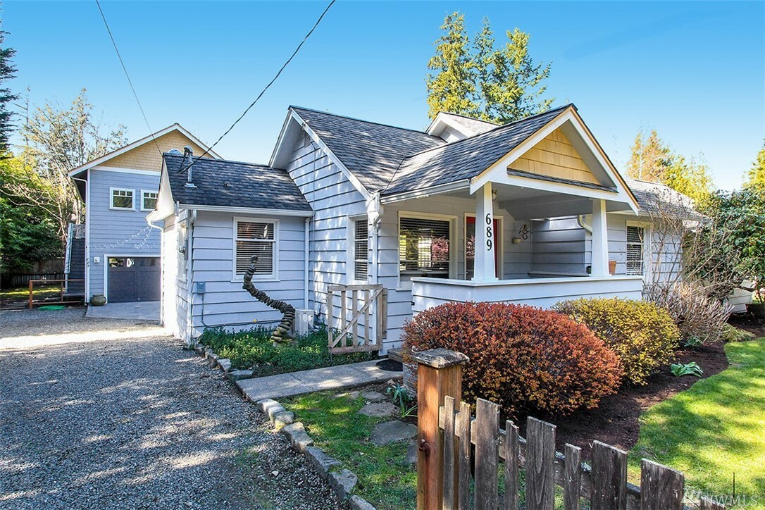 Property Photo:  689 Park Ave NE  WA 98110 