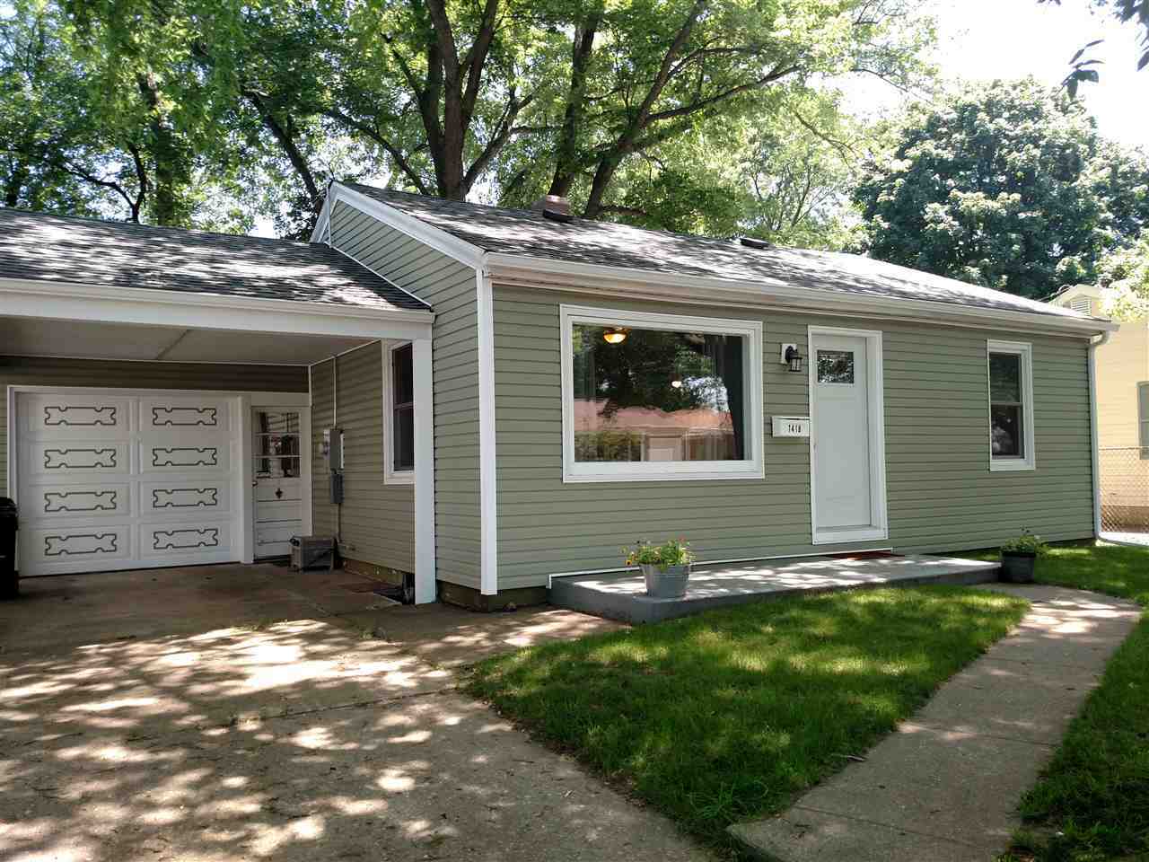 Property Photo:  1418 N 12th  IL 61554 