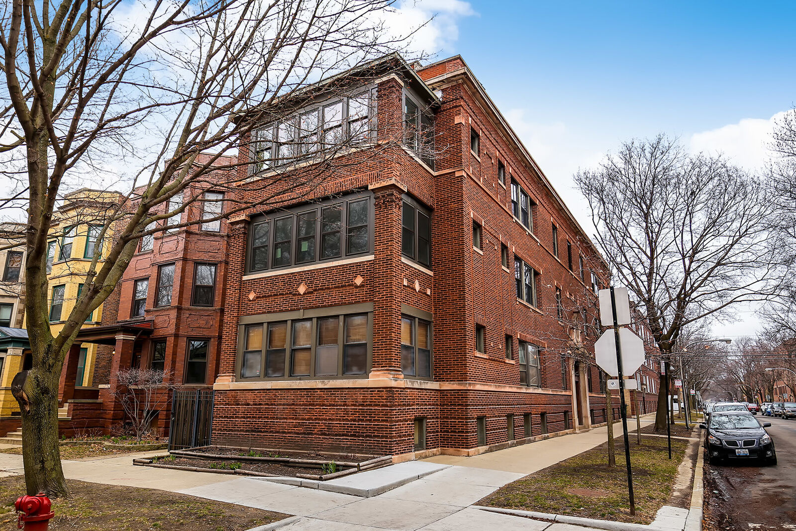 Property Photo: 3510 N Lakewood Avenue 1N IL 60657