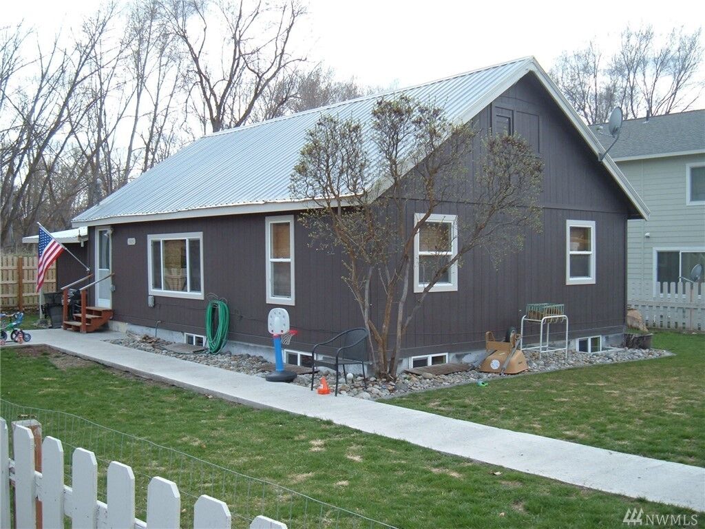 Property Photo:  305 5th Ave W  WA 98841 