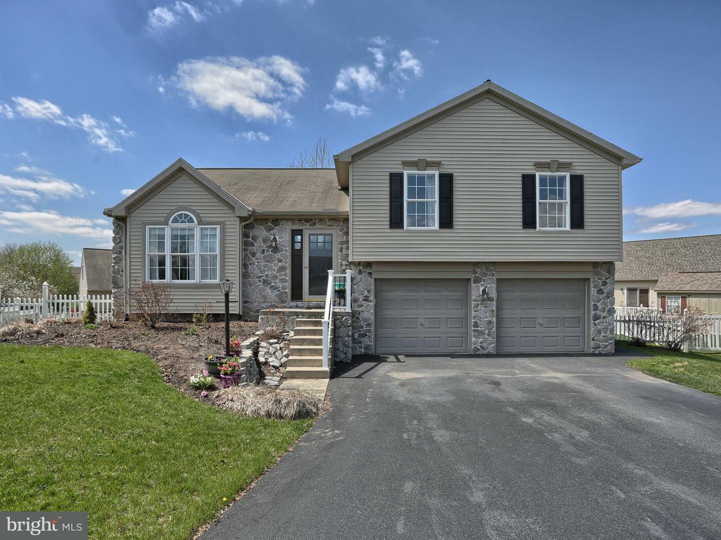 Property Photo:  39 Red Maple Circle  PA 17078 