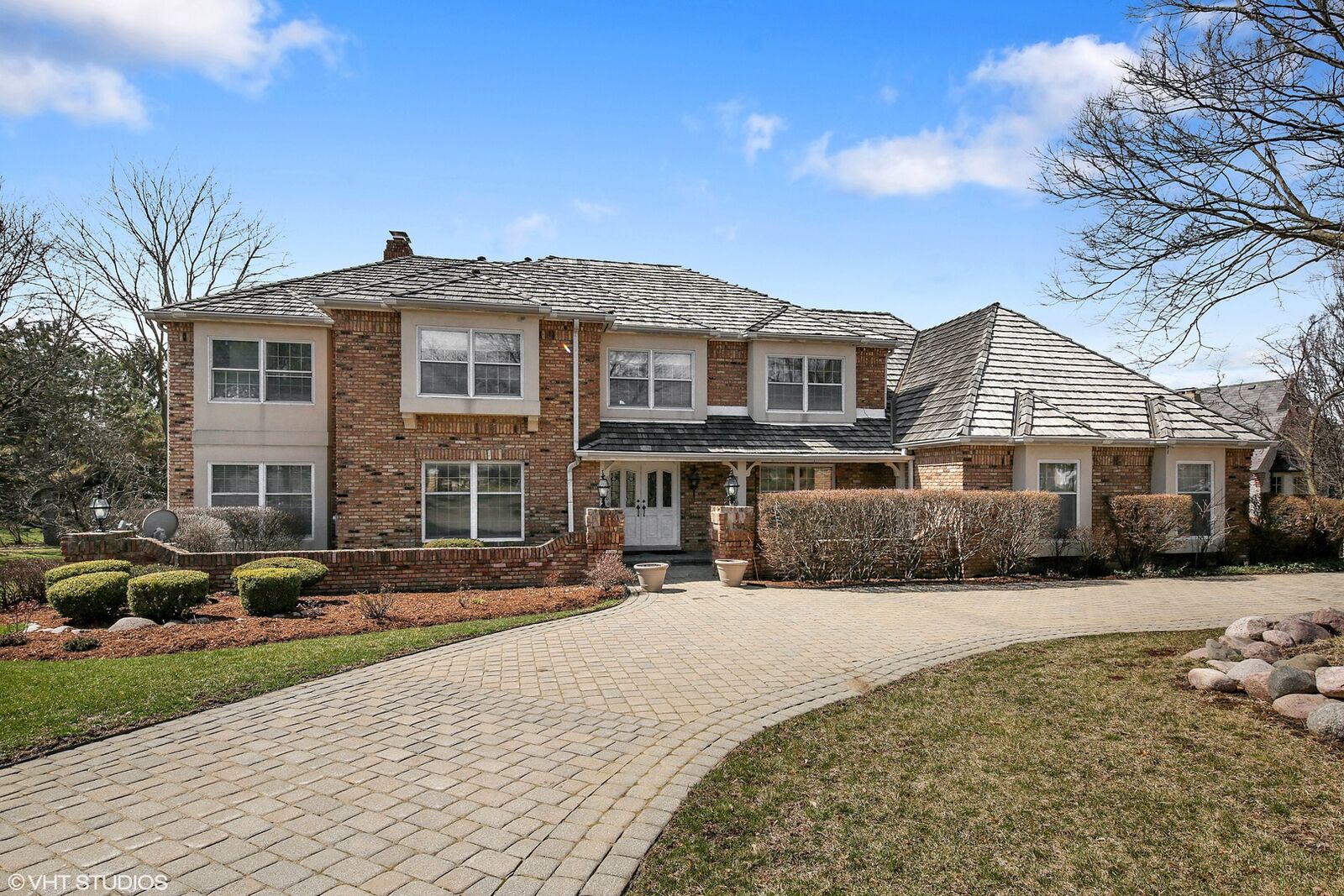 Property Photo: 401 Midwest Club Parkway IL 60523