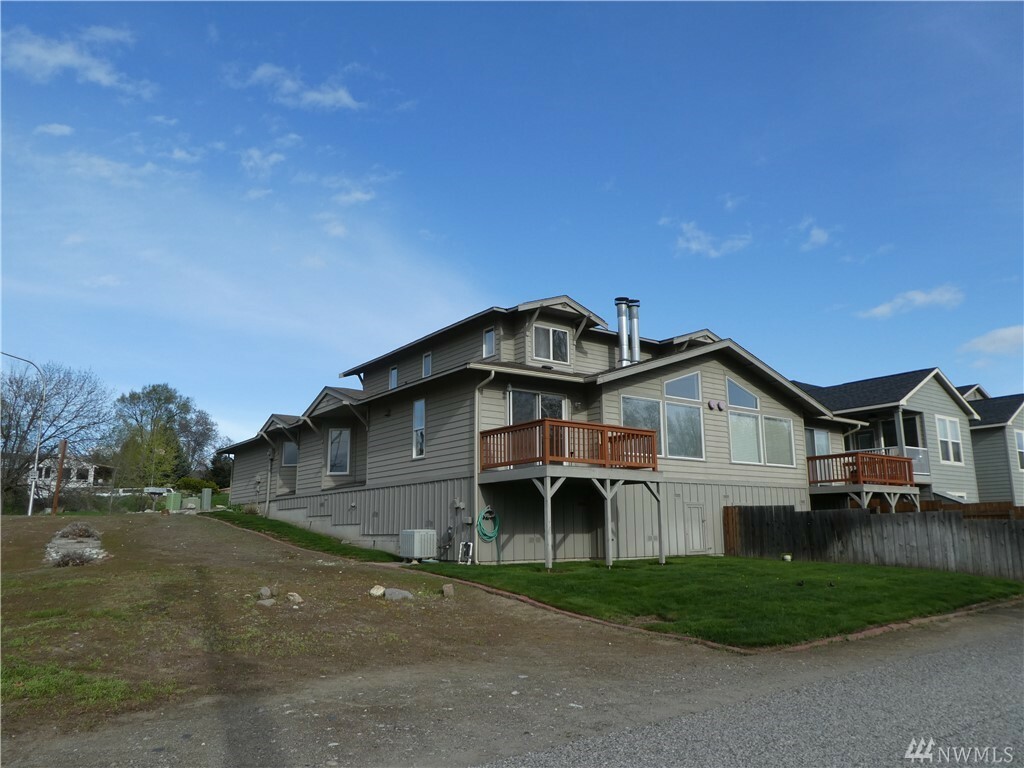 Property Photo:  1072 Corum Cir  WA 98802 