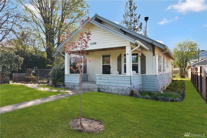 Property Photo: 1125 E State St WA 98284