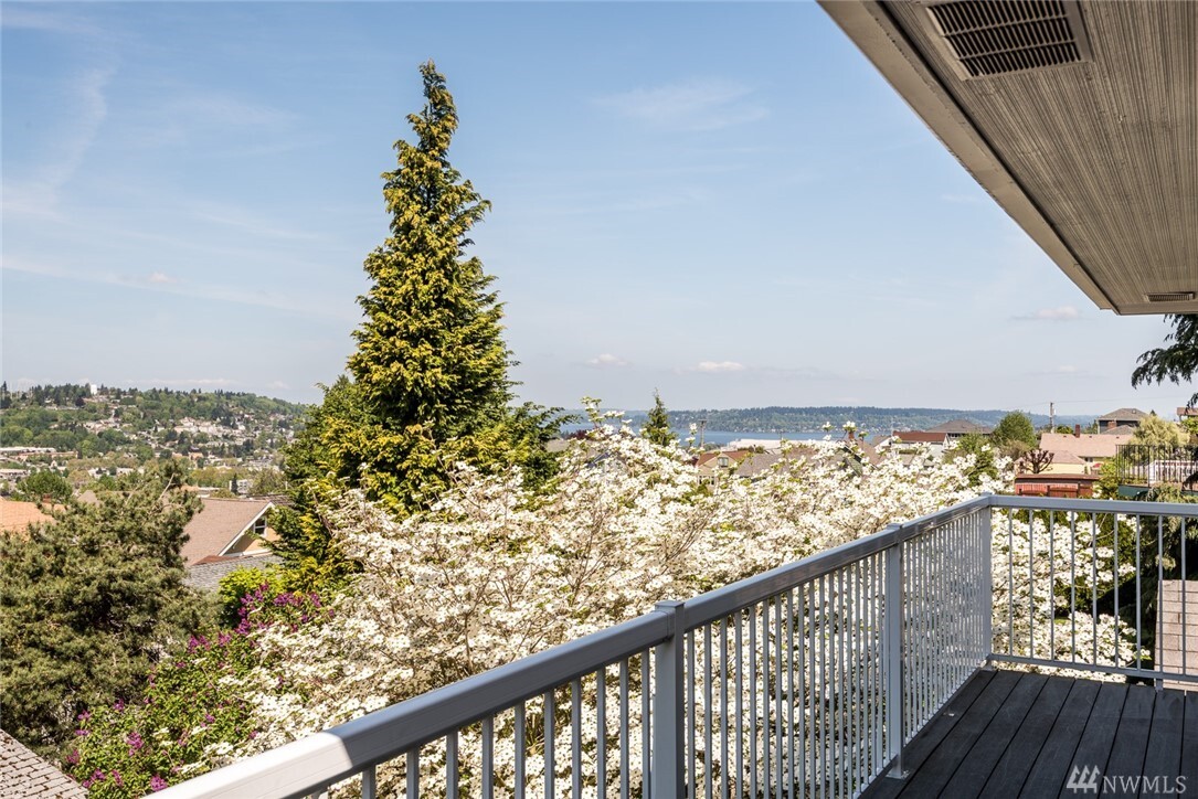 Property Photo: 811 Grant Ave S WA 98057