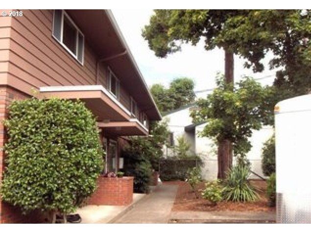 Property Photo: 306 F St OR 97477