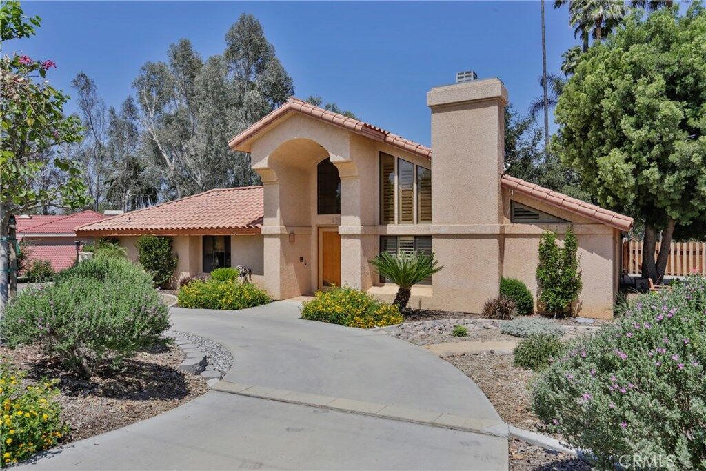 Property Photo:  1308 W Fern Avenue  CA 92373 