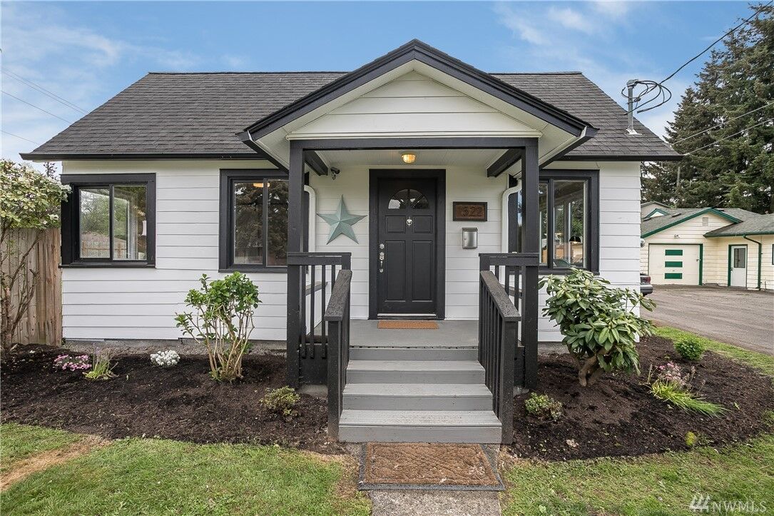 Property Photo: 1522 3rd St SE WA 98002