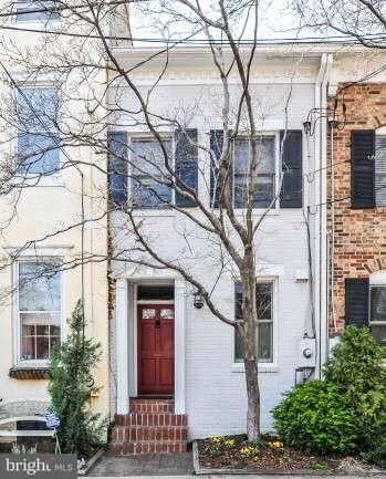 Property Photo:  215 Payne Street S  VA 22314 