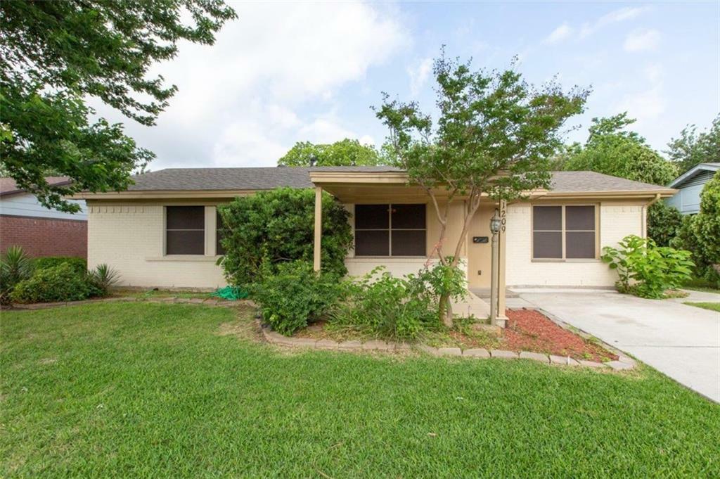 Property Photo:  1209 E Park Drive  TX 75149 