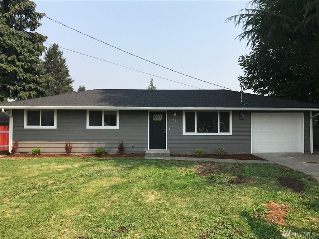 Property Photo:  702 Alexander St  WA 98284 