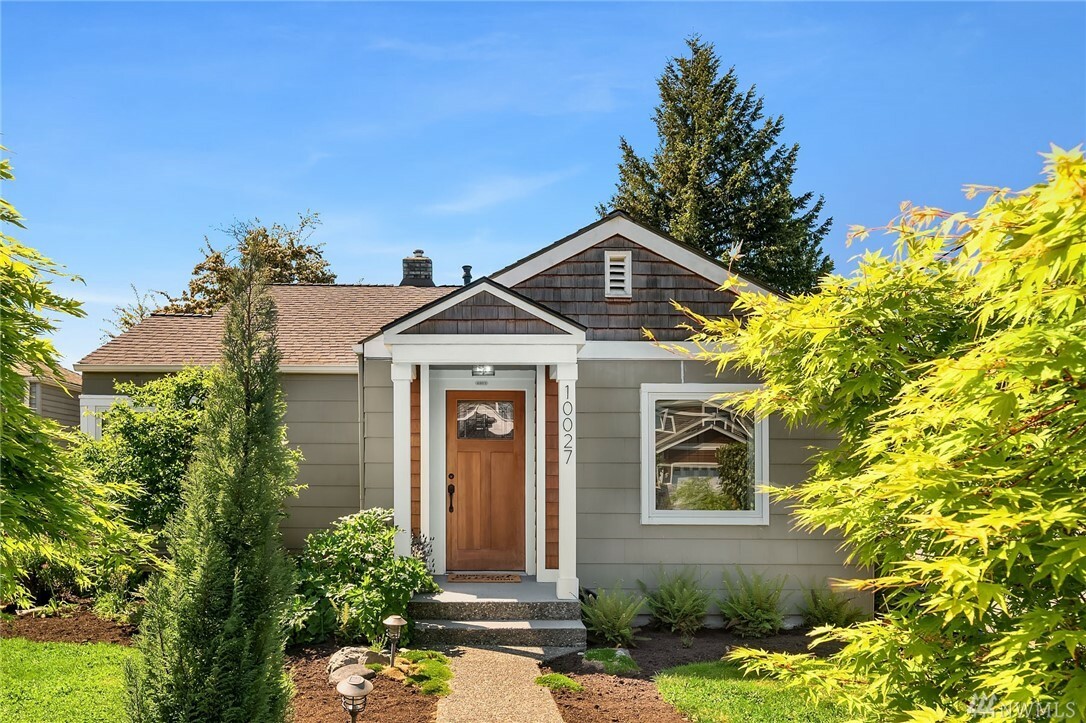 Property Photo: 10027 California Ave SW WA 98146