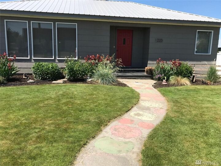 Property Photo:  225 E 1st Ave  WA 98830 
