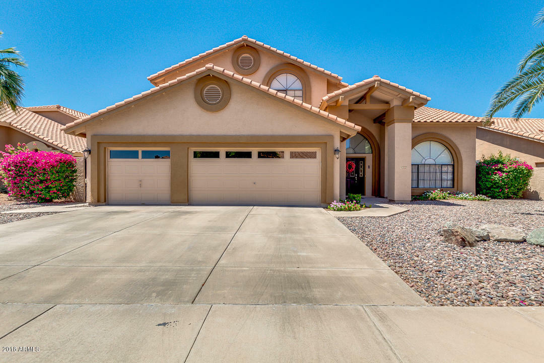 Property Photo:  932 W Iris Drive  AZ 85233 