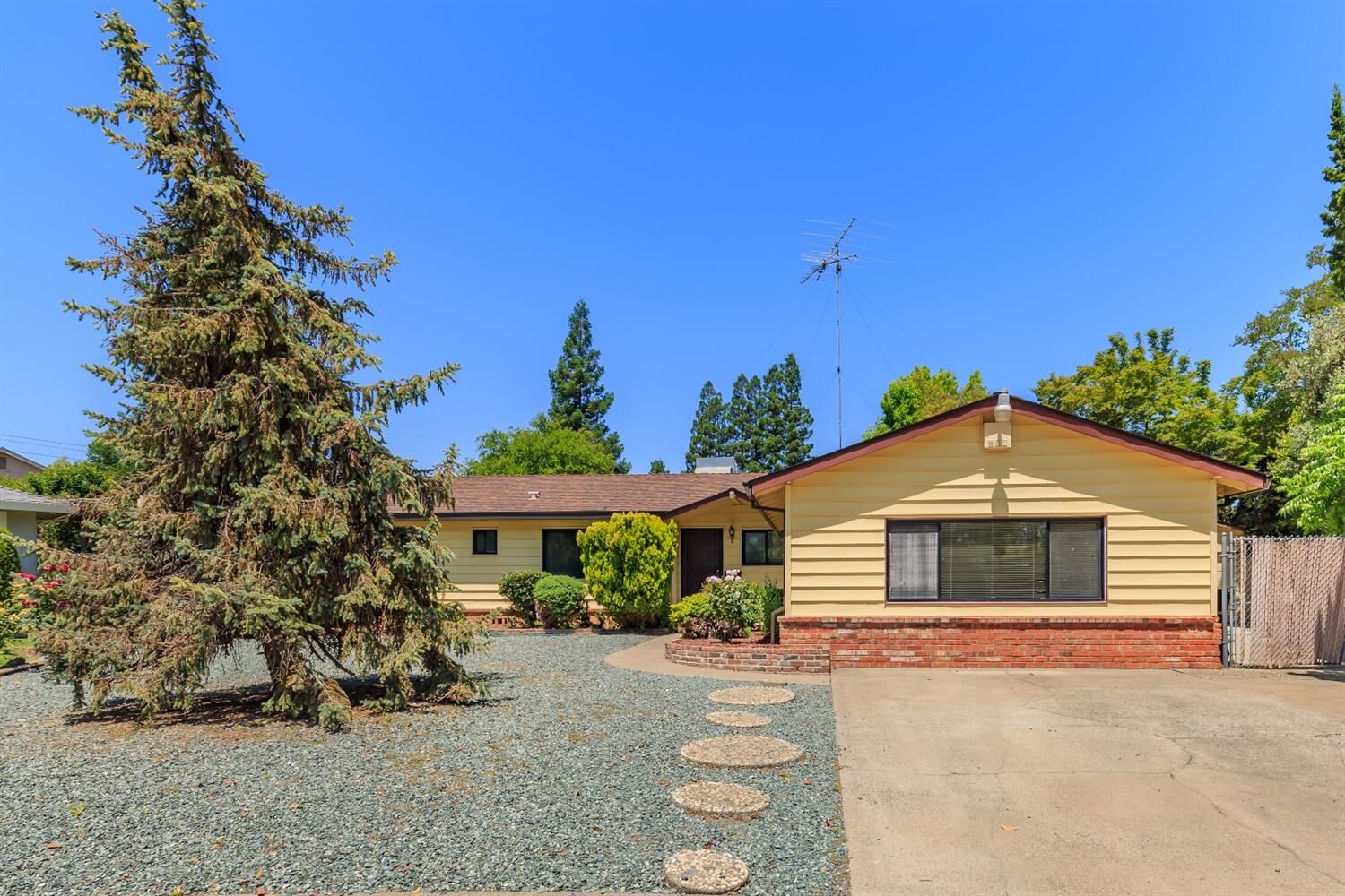 Property Photo: 3915 Noble Court CA 95821