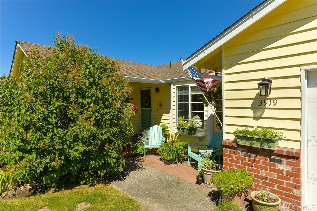 Property Photo:  3919 H Ave  WA 98221 