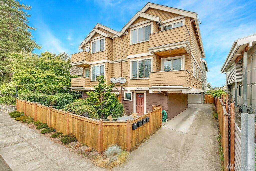 Property Photo: 852 A NE 94th St WA 98115