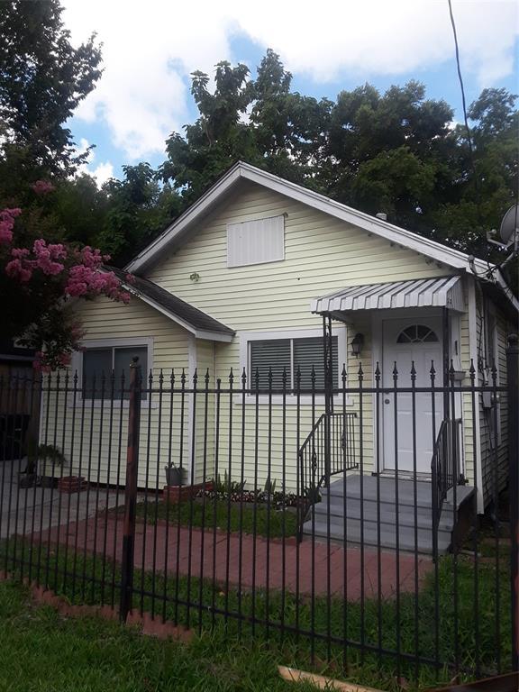 Property Photo: 2401 Keene Street TX 77009