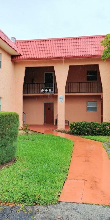 Property Photo: 182 Lake Evelyn Drive FL 33411