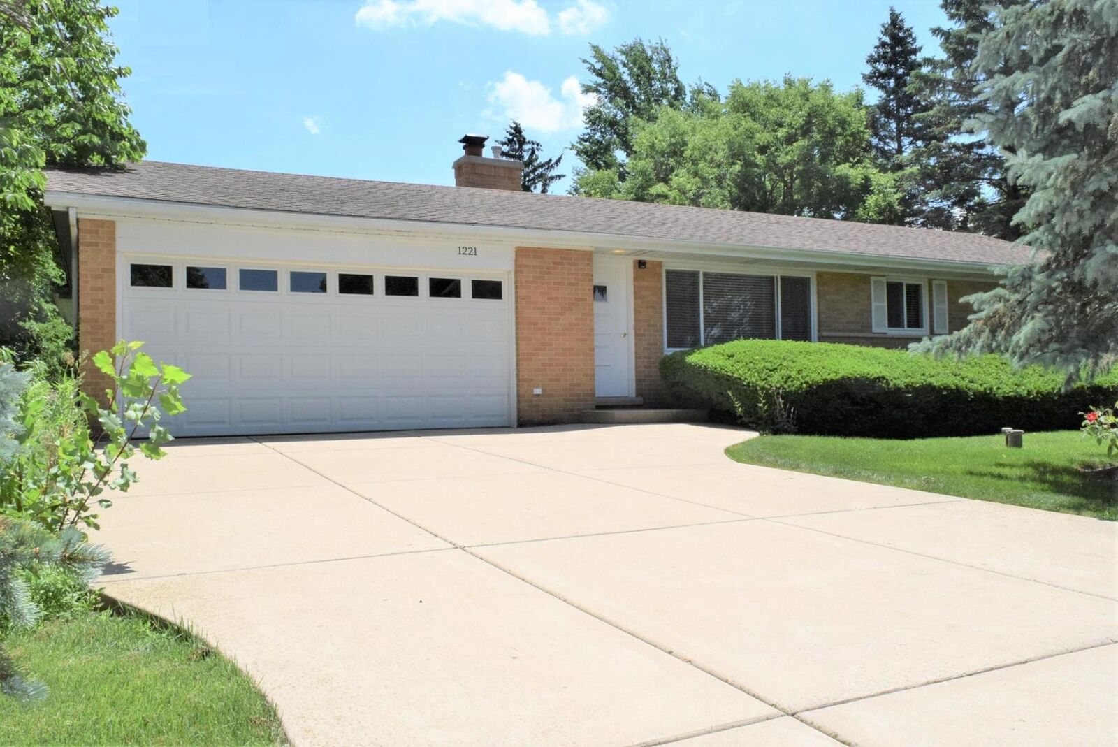 Property Photo:  1221 Division Street  IL 60010 