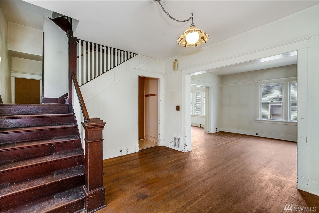 Property Photo: 1619 N 49th St WA 98103