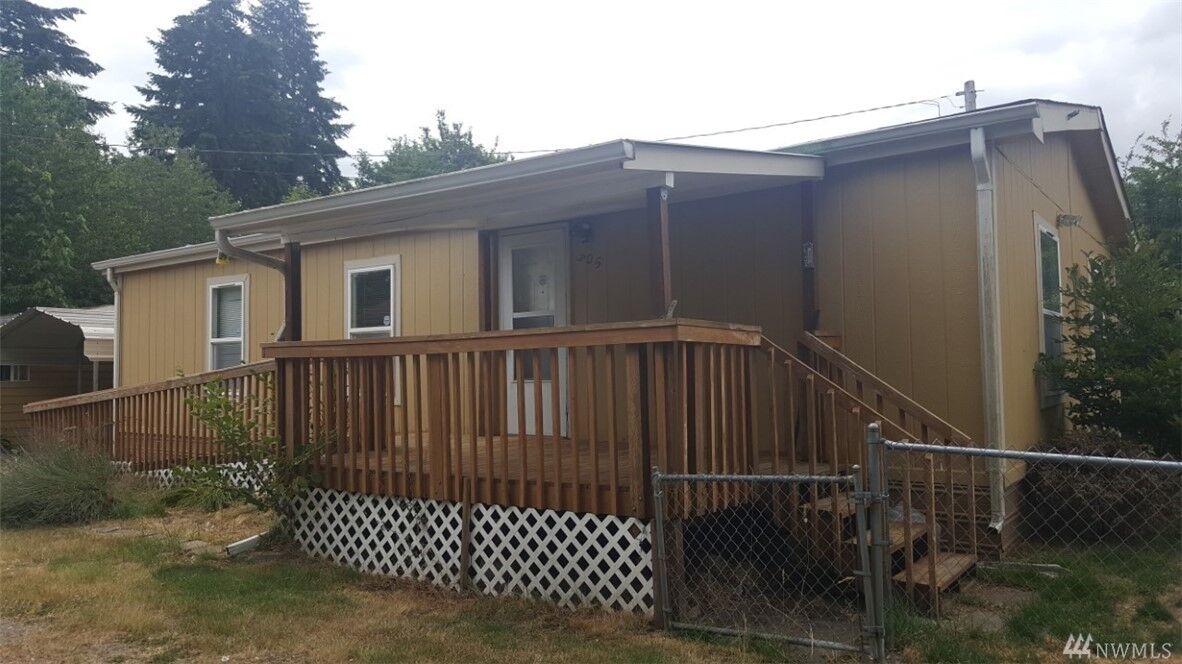 Property Photo:  305 4th St SE  WA 98597 