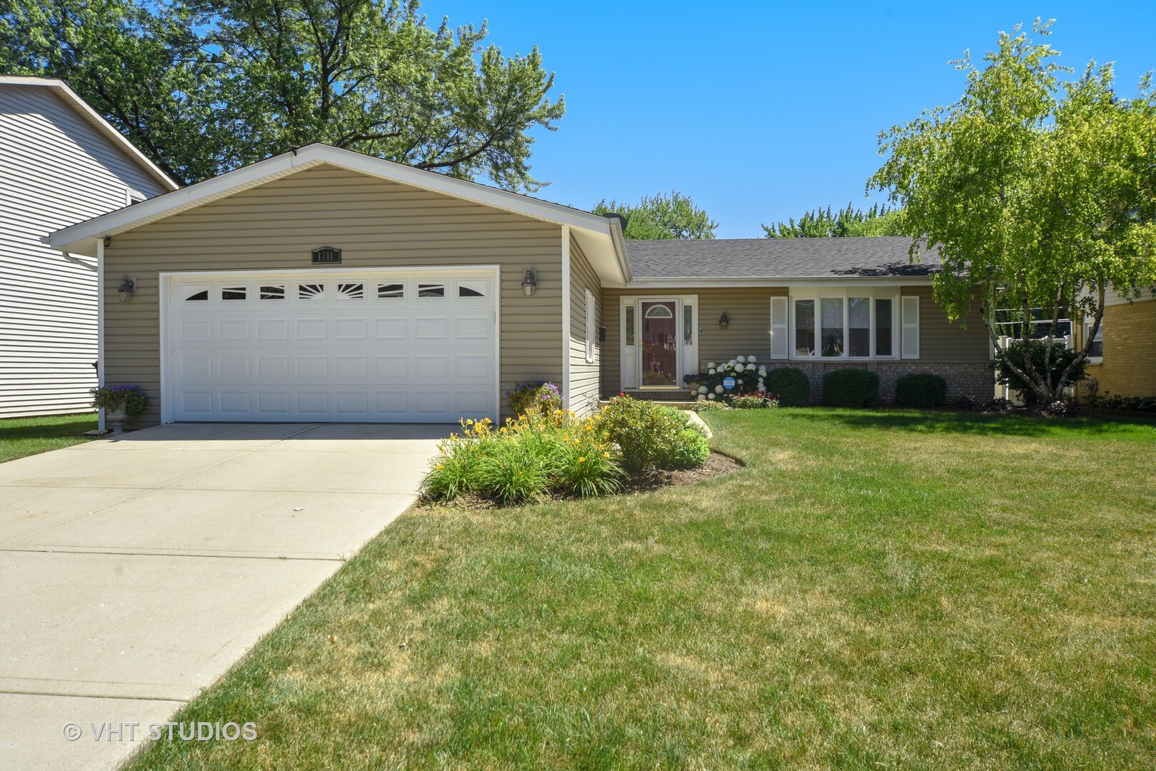 Property Photo: 1711 Catalpa Lane IL 60056