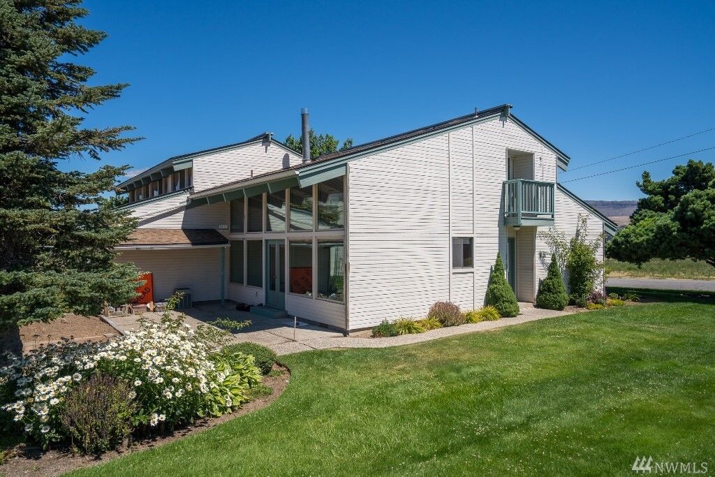 Property Photo:  10 S Cove 2A  WA 98801
