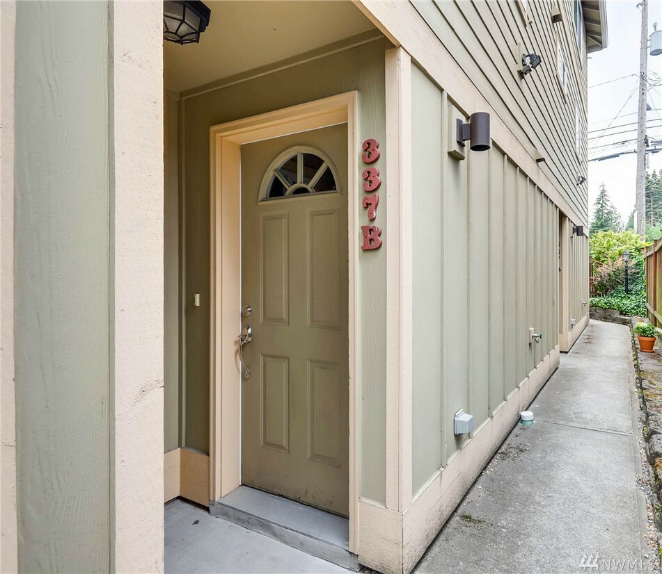 Property Photo:  337 N 105th St B  WA 98133 